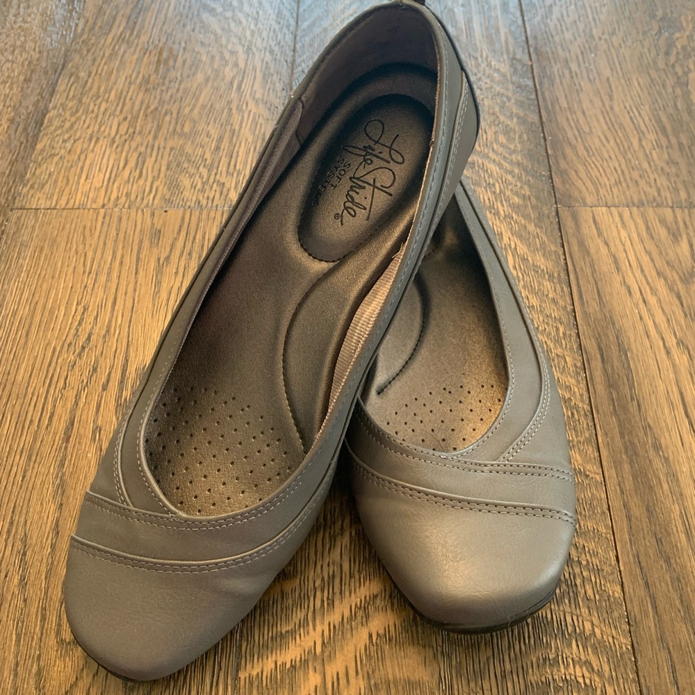 Gray flats. Size 8. EUC